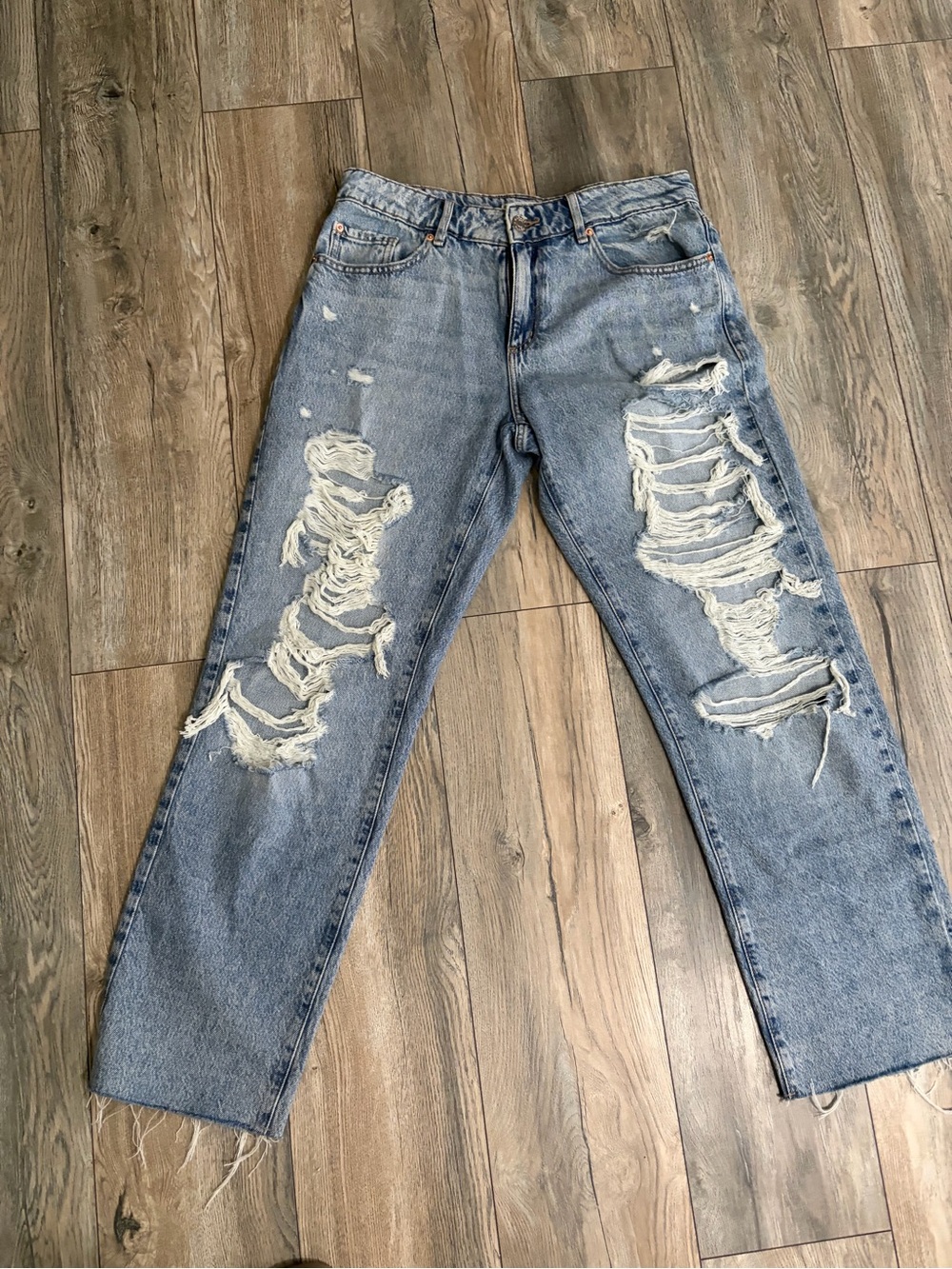 Distressed Boyfriend Jeans in Light Blue